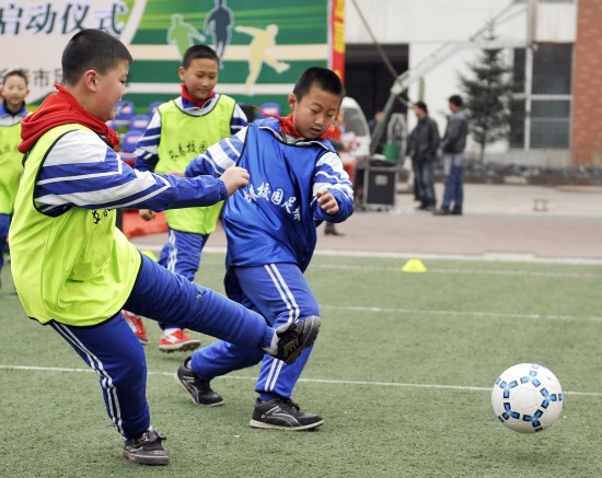 图文-长春启动青少年校园足球活动 积极参加活