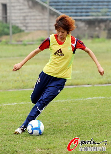图文-中国女足首次分组对抗训练 队员带球前进
