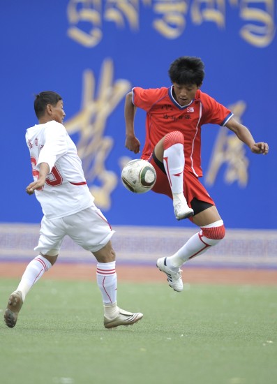 图文-西藏全区运动会足球赛打响 双方激烈拼抢