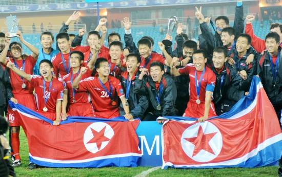 图文-亚青赛朝鲜队夺冠一起享受胜利的喜悦