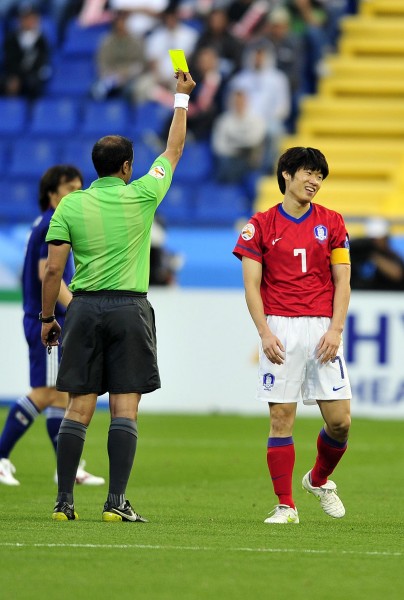 图文-[亚洲杯半决赛]日本VS韩国 朴智星吃到黄