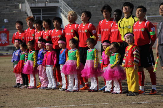 图文-2011足协杯首轮 延边队携朝鲜族小球童出