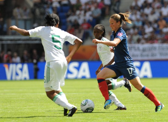 图文-女足世界杯法国小胜尼日利亚 球员带球进