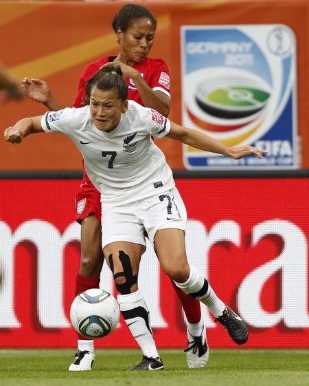 图文-女足世界杯英格兰胜新西兰 揪对手小辫子