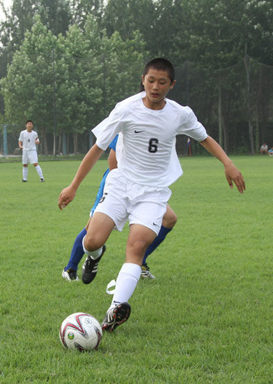 图文-全国U15联赛北区赛况 中国中学生队控球