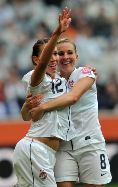 图文-[女足世界杯]法国vs美国 进球功臣与队友拥