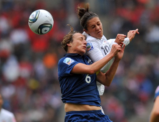 图文-[女足世界杯]法国vs美国 劳埃德争顶头球