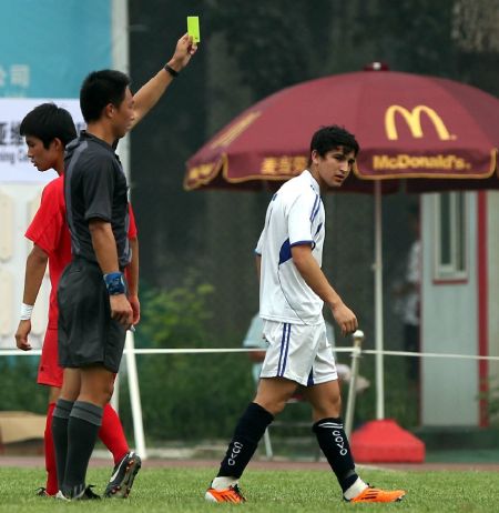 图文-北京杯足球赛第5轮开战 裁判出示黄牌_国