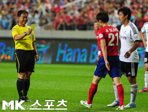 图文-韩日世界杯10周年纪念赛 裁判出黄牌很抢