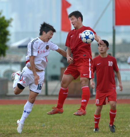 图文-驻港部队与香港明星足球队友谊赛 球员在