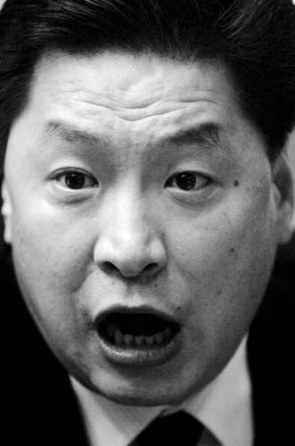 知情人:技术犯规引四罚一掷 队员退场边是按规