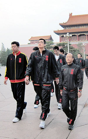 中国男篮领队张雄(右)和王治郅(左),张兆旭等队员参观
