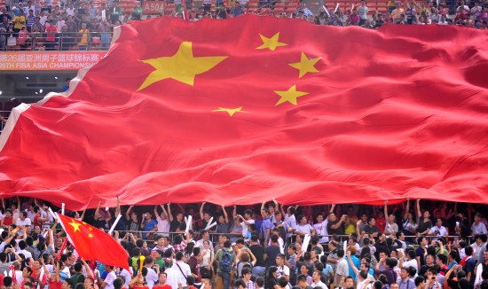 图文-[亚锦赛]中国战胜菲律宾 国旗在场内传递