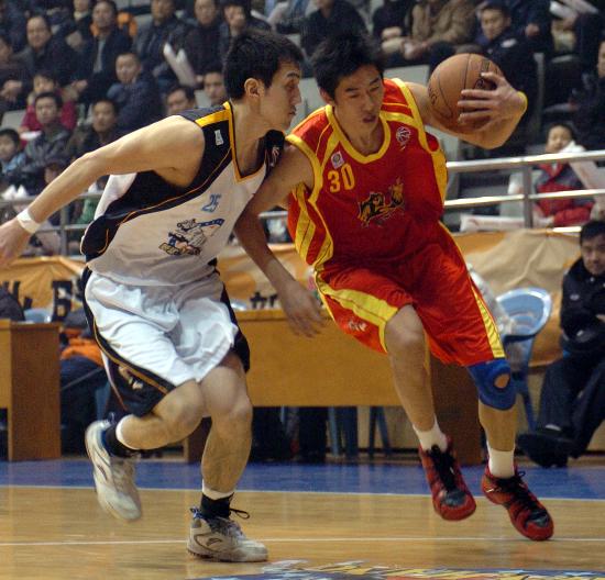 图文-[cba]新疆广汇106-89浙江广厦 张楠险些丢球