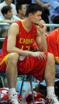 图文-中国男篮不敌澳大利亚队 姚明在场边休息