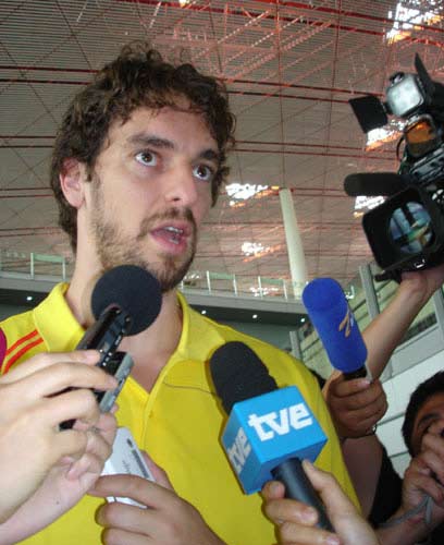 图文-西班牙男篮抵达北京 加索尔遥望奥运冠军