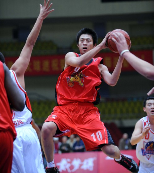 图文-[cba]天津106-107山西 张学文跳起传球_篮球-cba_nike新浪竞技