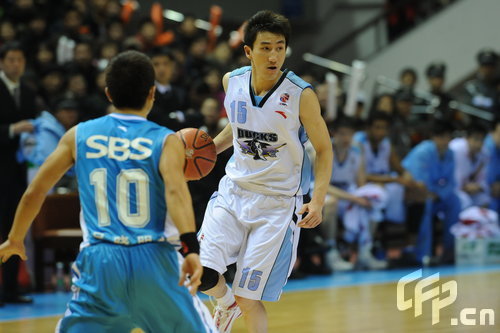 图文-[CBA第44轮]北京VS福建 张云松对抗吕晓