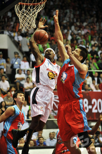 图文-[CBA总决赛]广东VS新疆 帕克霸王硬上弓