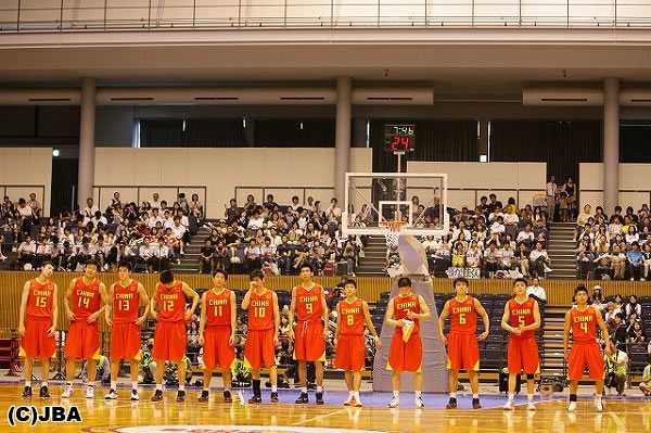 中国队员排成一排