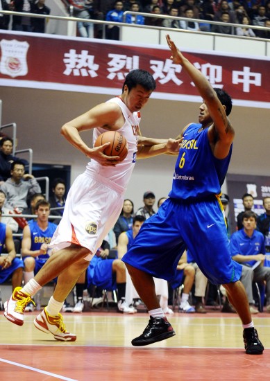 图文-[热身赛]中国男篮VS巴西 王治郅肉搏对手