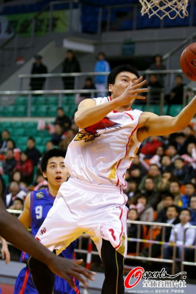 图文-[CBA第26轮]青岛VS江苏 李根飞身突破上