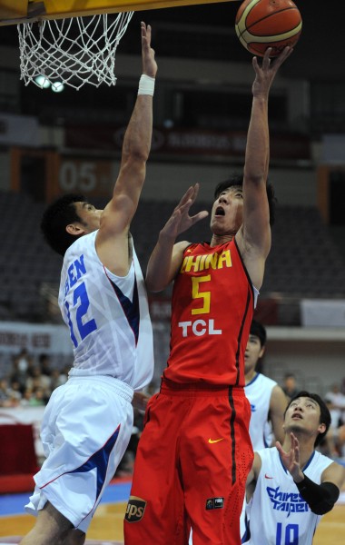 图文-中国获东亚男篮锦标赛季军 韩硕试图进攻
