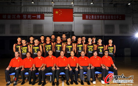 图文-男篮队员身披国旗拍写真 中国男篮拍摄全