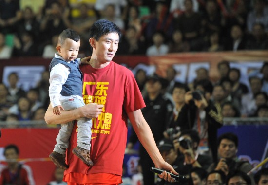 图文-杜锋正式退役杜锋怀抱自己的儿子_篮球-CBA_新浪竞技风暴