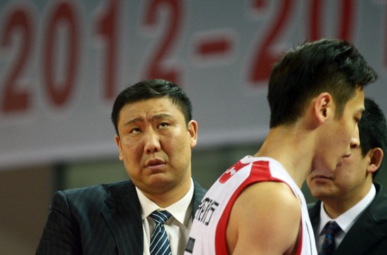 图文-CBA第11轮精彩战况 吉林主教练王晗紧盯