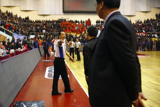 图文-篮协公布八一青岛比赛处罚 主裁和教练理