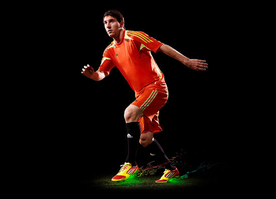 梅西试穿miCoach adizero f50