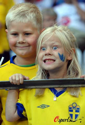 图文-瑞典球迷伤心球队无缘八强“这下算是玩完了”