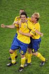 图文-[欧洲杯]希腊VS瑞典队友紧抱伊布拉西莫维奇