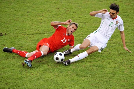 -[欧洲杯]瑞士VS葡萄牙 后卫费雷拉倒地铲球_国