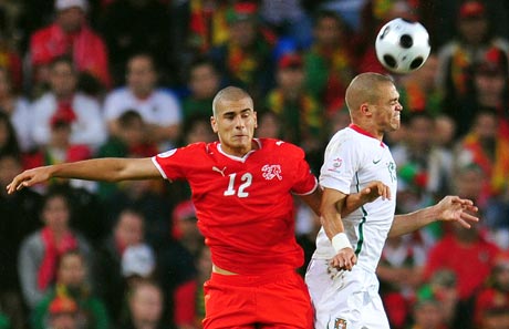 图文-[欧洲杯]瑞士VS葡萄牙德尔迪约克争顶头球
