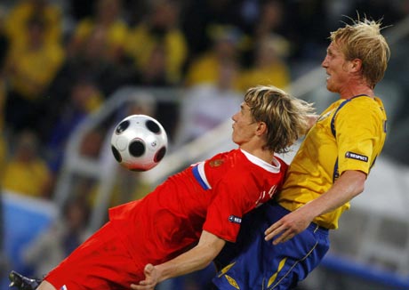 图文-[欧洲杯]俄罗斯VS瑞典球员施展醉拳式停球