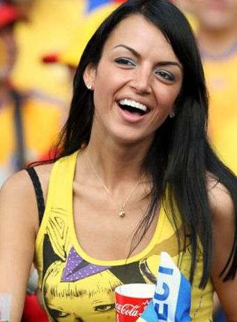 图文-欧洲杯各国女球迷争艳 罗马尼亚人笑开怀