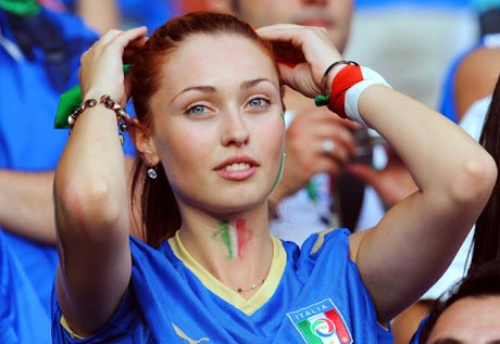 图文-西班牙意大利球迷热情观赛 美女迷人眼神