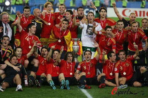 图文-西班牙队夺得欧洲杯冠军斗牛士与金杯大团圆