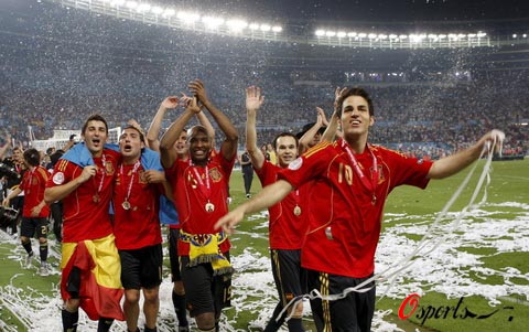 图文-西班牙队夺得欧洲杯冠军小法独领风骚