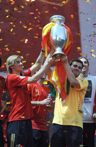 图文-西班牙队参加夺冠庆典托雷斯卡西联手举杯