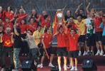 图文-西班牙队参加夺冠庆典小法激情高举奖杯