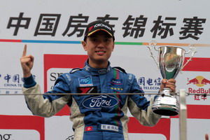 CTCC上海站超级量产组甄卓伟获胜韩寒最后一圈退赛