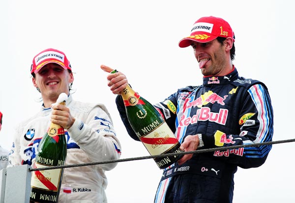 图文-F1巴西站精彩图片 韦伯喷洒香槟庆祝夺冠