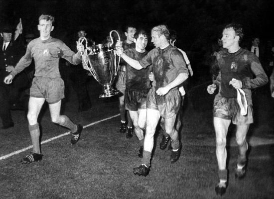 1968年，曼联在温布利第一次举起了欧冠冠军的奖杯