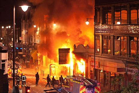 英国首都发生严重打砸抢烧事件 英超首轮恐推
