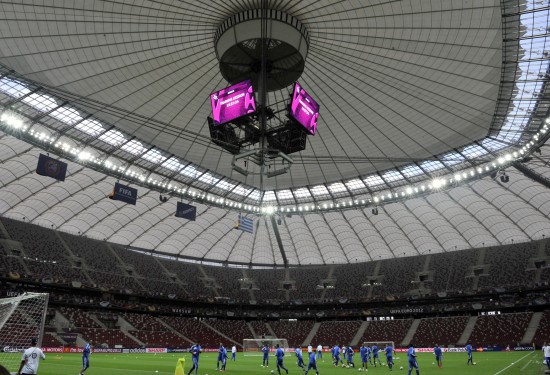 图文-2012欧洲杯开幕在即 希腊队球员适应场地