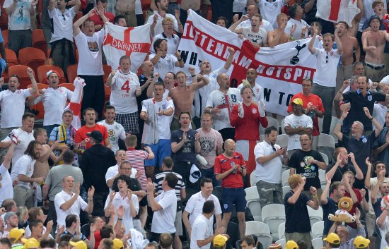 图文-[欧洲杯]英格兰VS乌克兰 英球迷庆祝胜利_国际足球-英格兰_新浪竞技风暴_新浪网