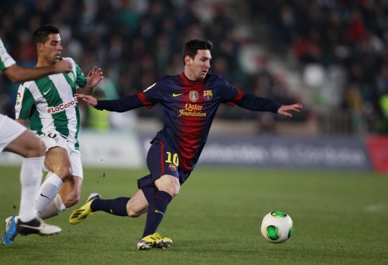 图文-[国王杯]科尔多瓦0-2巴萨 梅西带球突破_